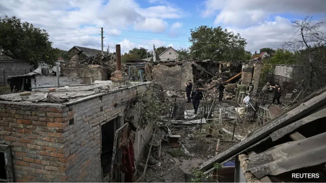 在俄羅斯襲擊烏克蘭期間，警察在俄羅斯無人機襲擊現場工作。