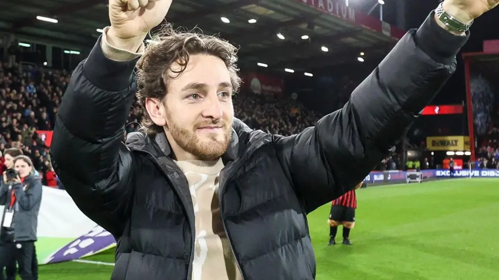 湯姆·洛克耶曾為布里斯托流浪者隊、盧頓隊和查爾頓競技隊出場超過400次,并為威爾士隊出場16次