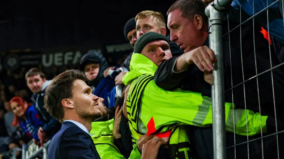 流浪者隊(duì)新任主教練丹尼·羅爾在失利后向客隊(duì)球迷致意