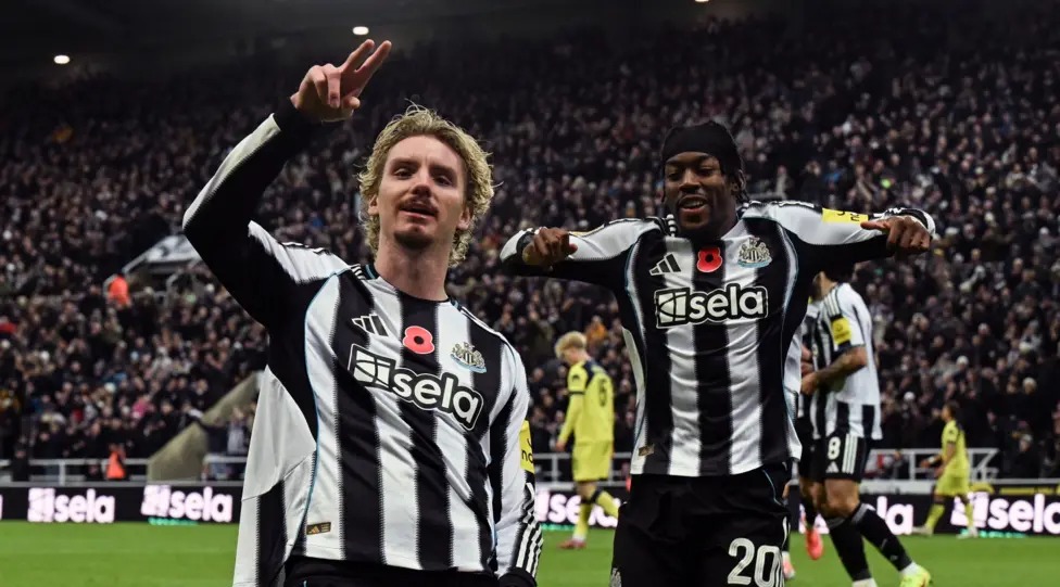 尼克·沃爾特馬德為紐卡斯爾聯隊攻破托特納姆熱刺隊的球門