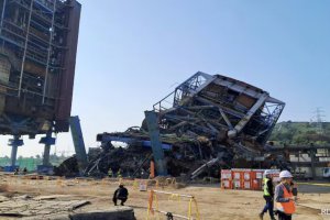 韓國一座發電廠塔架倒塌 3人死亡5人被困