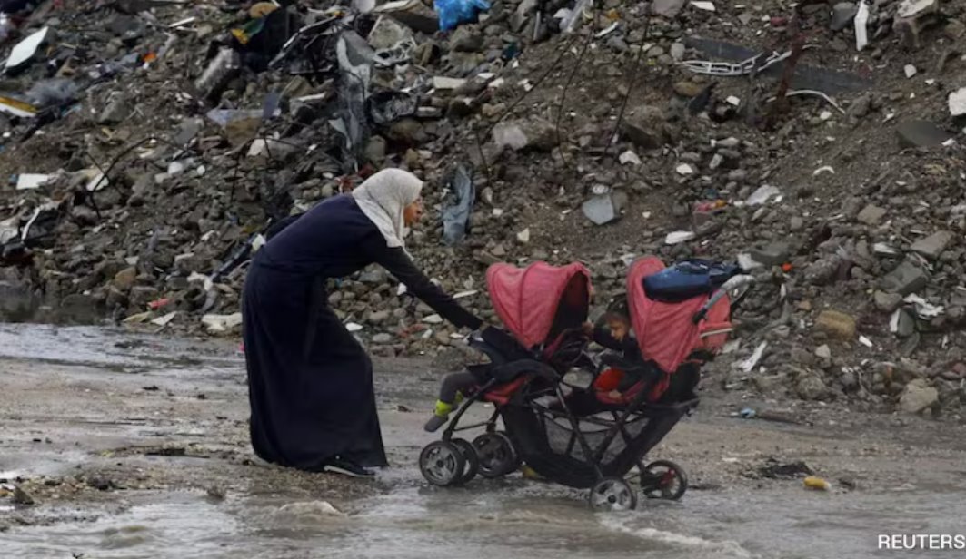 洪水上漲至地面以上40至50厘米，一些帳篷被完全沖走。