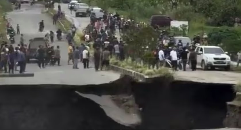 一段高速公路路面逐漸坍塌的視頻在社交媒體上流傳開來