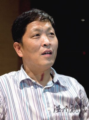 環(huán)境監(jiān)察隊長為工作衣服被抗法人員撕爛(圖)