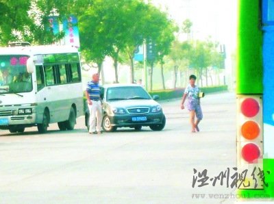 女子手持板磚馬路上攔車要錢(圖)