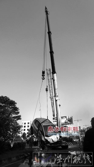 轎車越過7米寬花壇墜河沉底車內(nèi)人去向不明