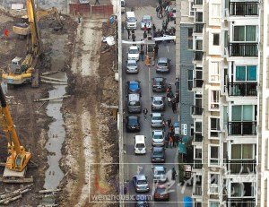 小區(qū)停車費突然漲5倍業(yè)主停車堵門抗議