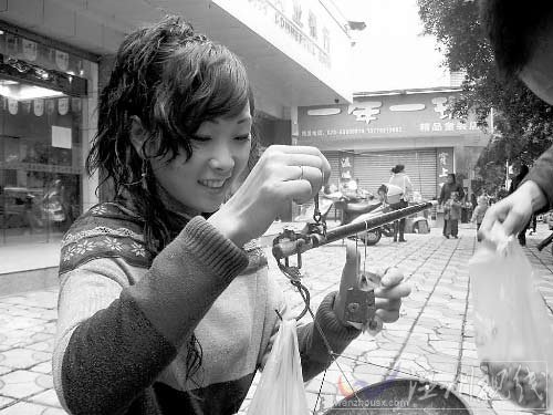 女孩為籌學費走街串巷賣堅果走紅網絡(組圖)