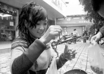 女孩為籌學費走街串巷賣堅果走紅網絡(組圖)