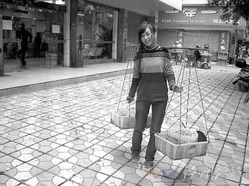 女孩為籌學費走街串巷賣堅果走紅網絡(組圖)