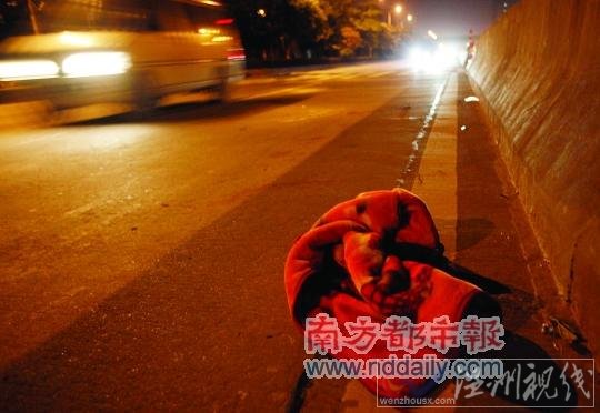 目擊者稱，一輛商務車將正在過馬路的唐福萬撞飛后，他的女兒嬌兒飛落在地，被隨后駛來的一輛面包車軋過頭部和身體，當場身亡。 
