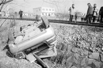 出租車穿越鐵路道口與火車頭相撞1死4傷(圖)