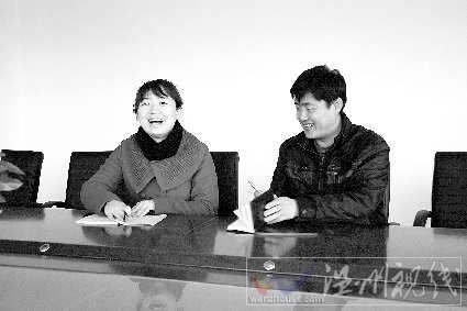 新當選的天橋鎮黨委班子成員徐艷萍（左）、張春雨接受本報記者采訪。
